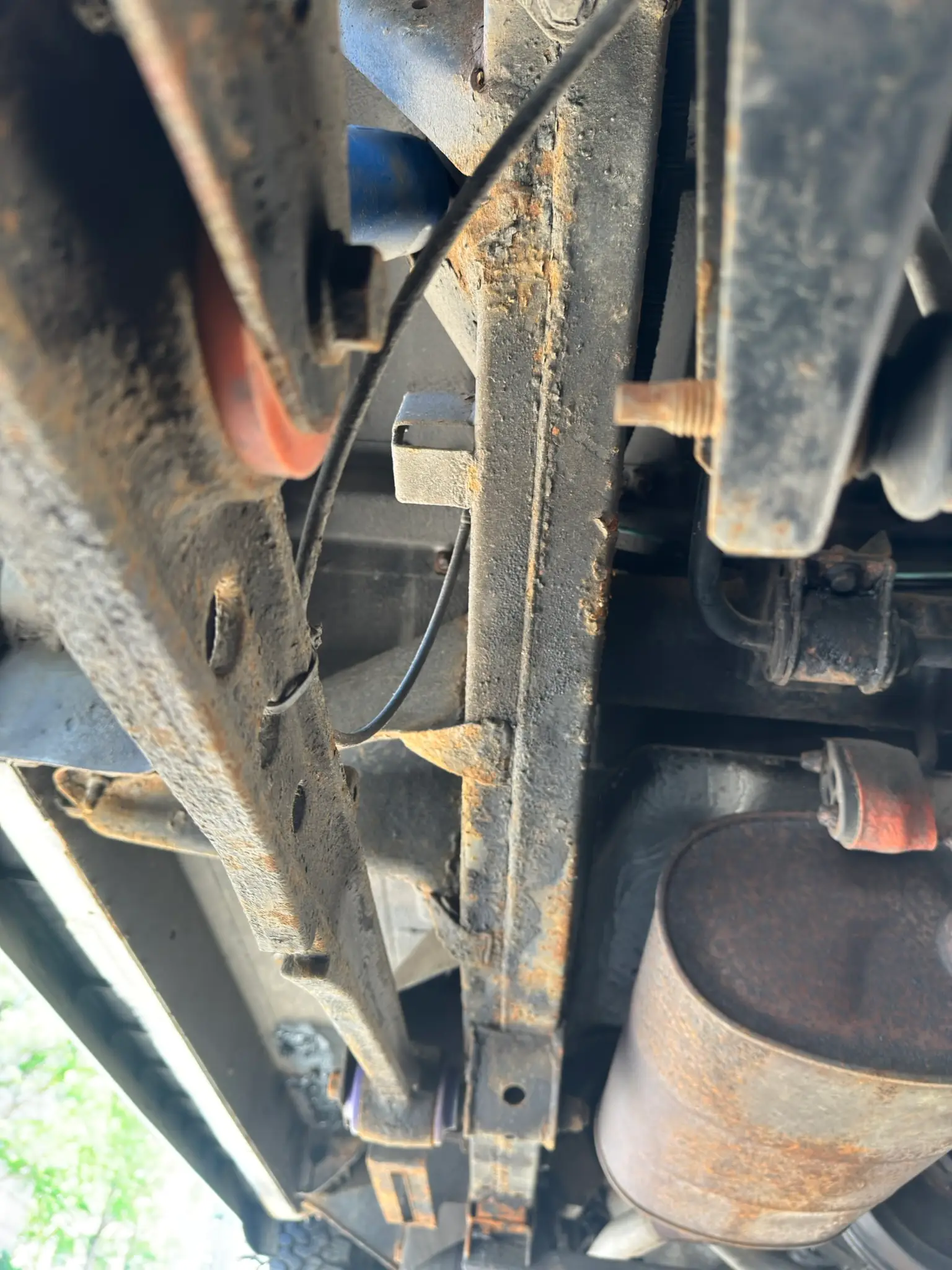 under-frame-rails-left-from-back